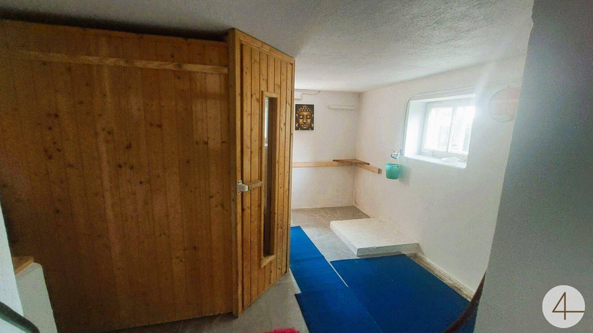 Wellnessbereich mit einer Holzsauna und einem Fenster, ideal zur Entspannung.
