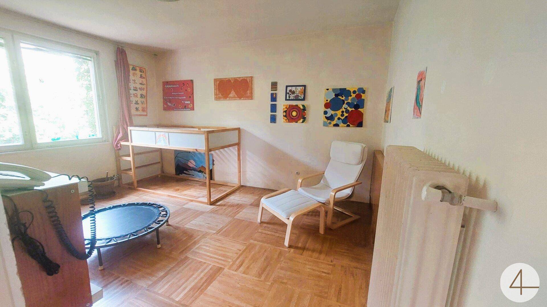 Kinderzimmer oder Gästezimmer mit Hochbett, Trampolin und Holzboden, hell und geräumig.