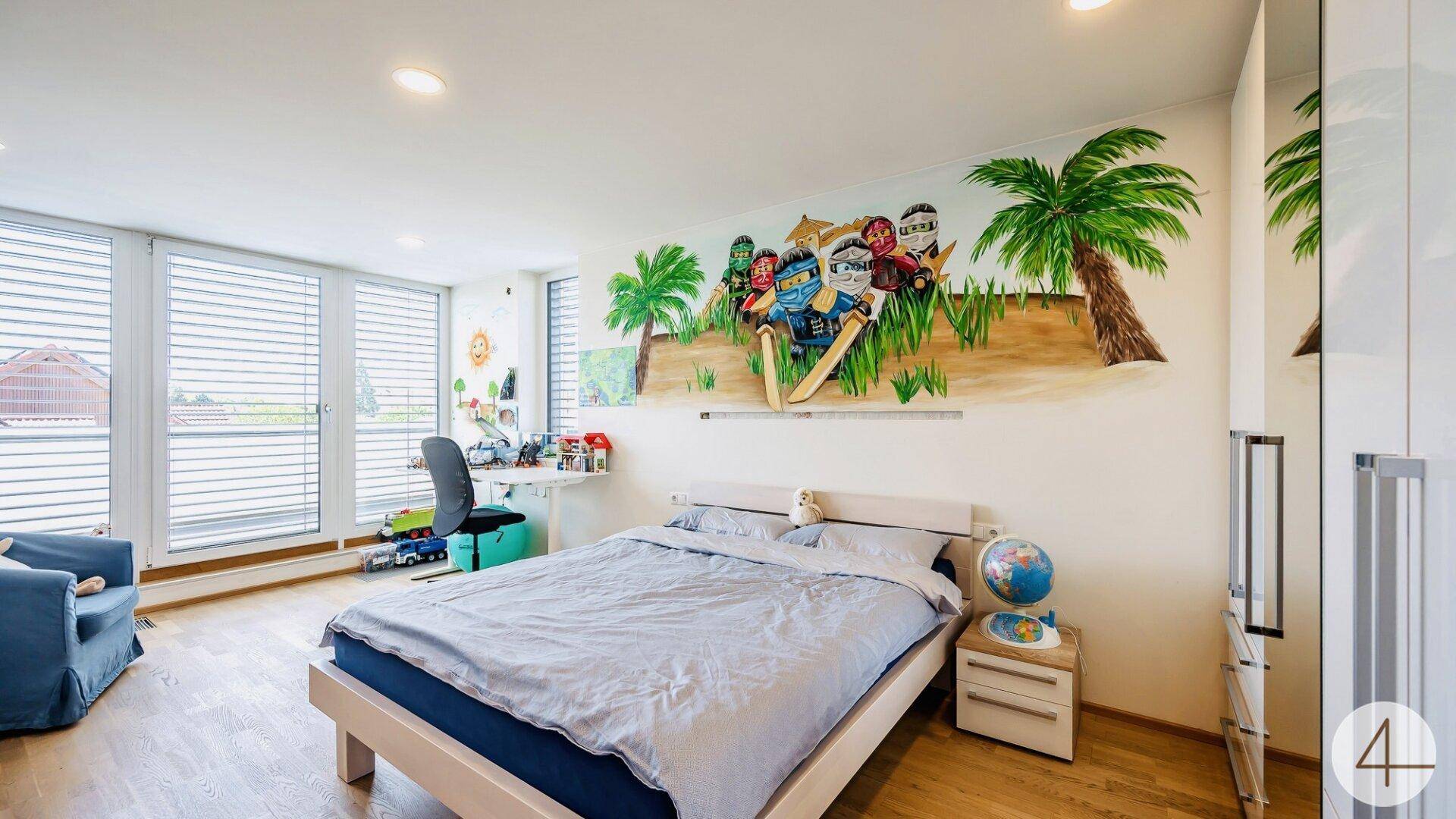 Kinderzimmer mit Einzelbett, Schreibtisch und einer farbenfrohen Wandmalerei mit Palmenmotiv.