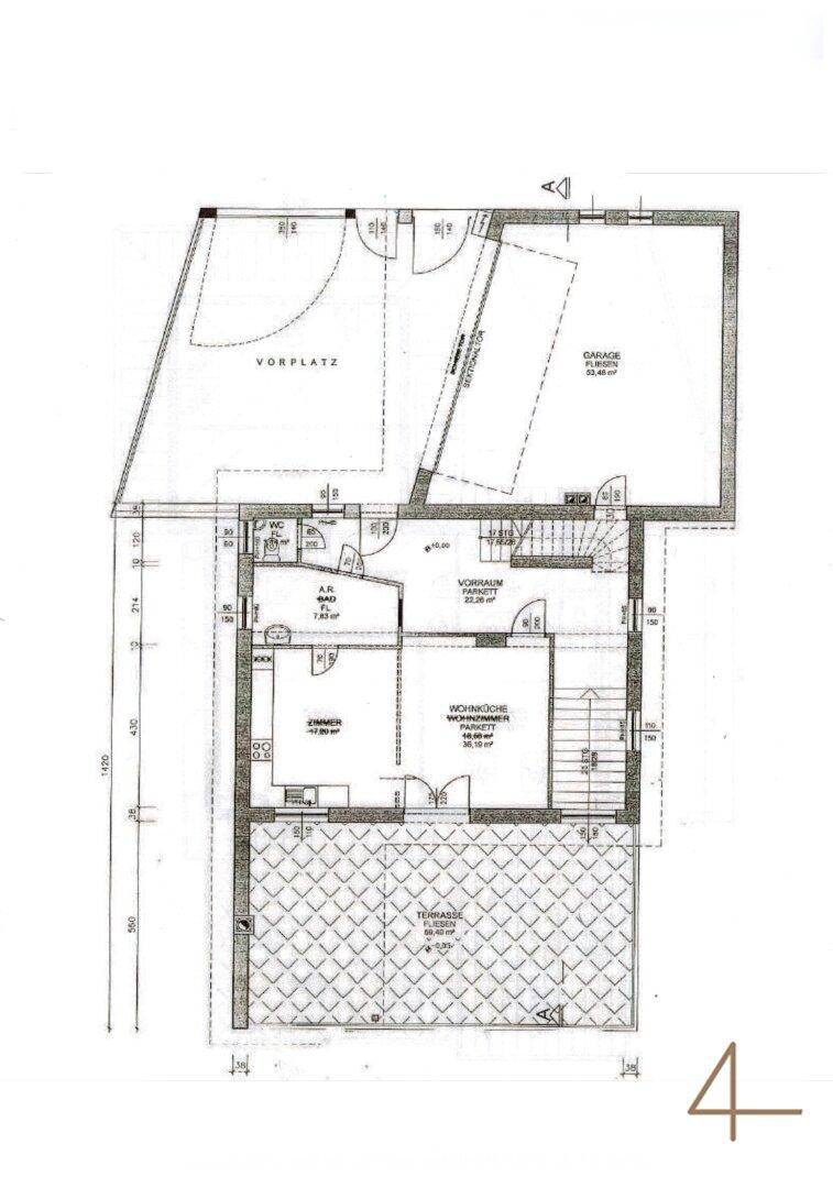 Grundriss des Erdgeschosses mit Garage, Vorplatz und Terrasse.