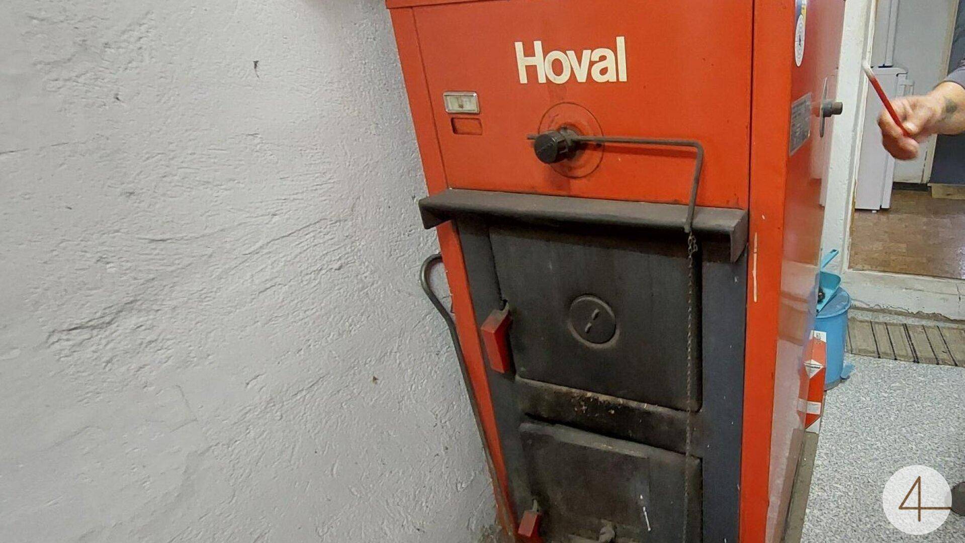 Heizraum mit einem älteren Hoval-Heizkessel und einfacher Ausstattung.