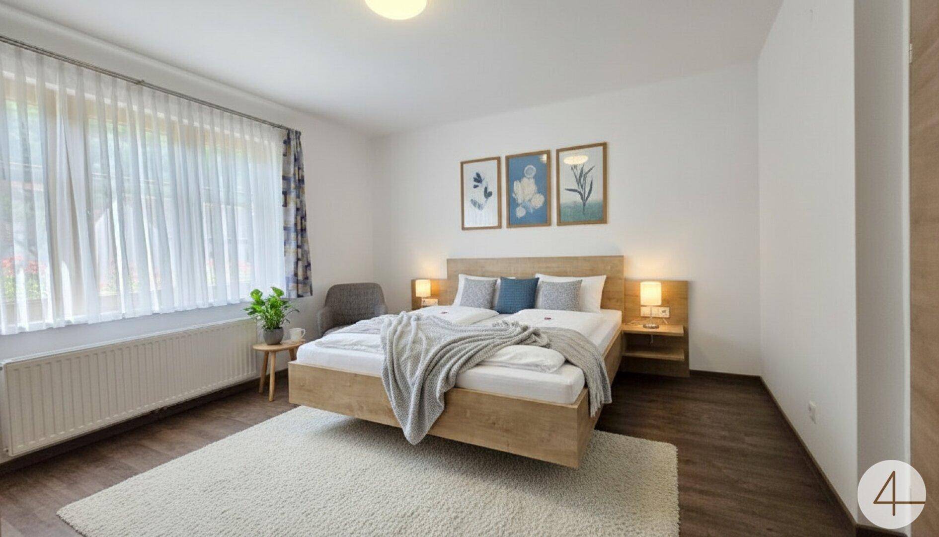 Helles Schlafzimmer mit modernem Holzbett, dunklem Boden und großem Fenster.