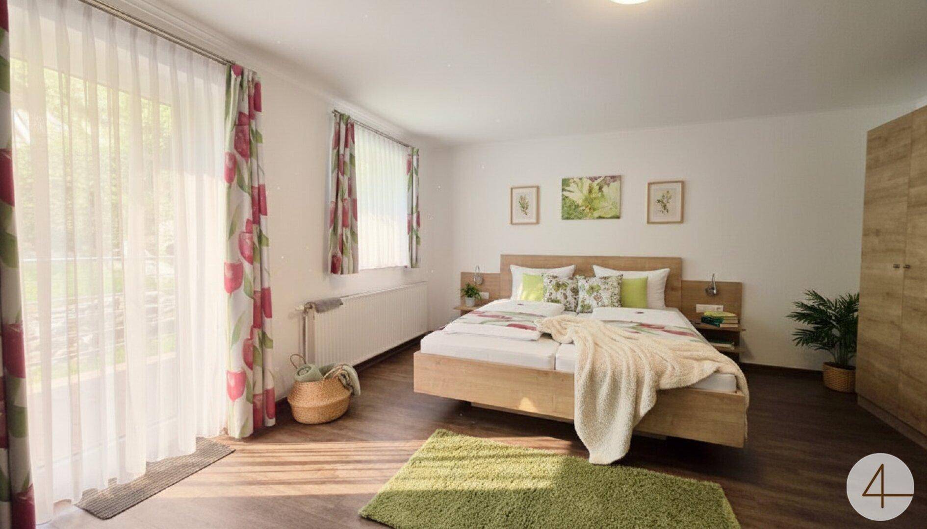 Gemütliches Schlafzimmer mit Holzbett, farbenfrohen Vorhängen und Zugang zum Balkon.