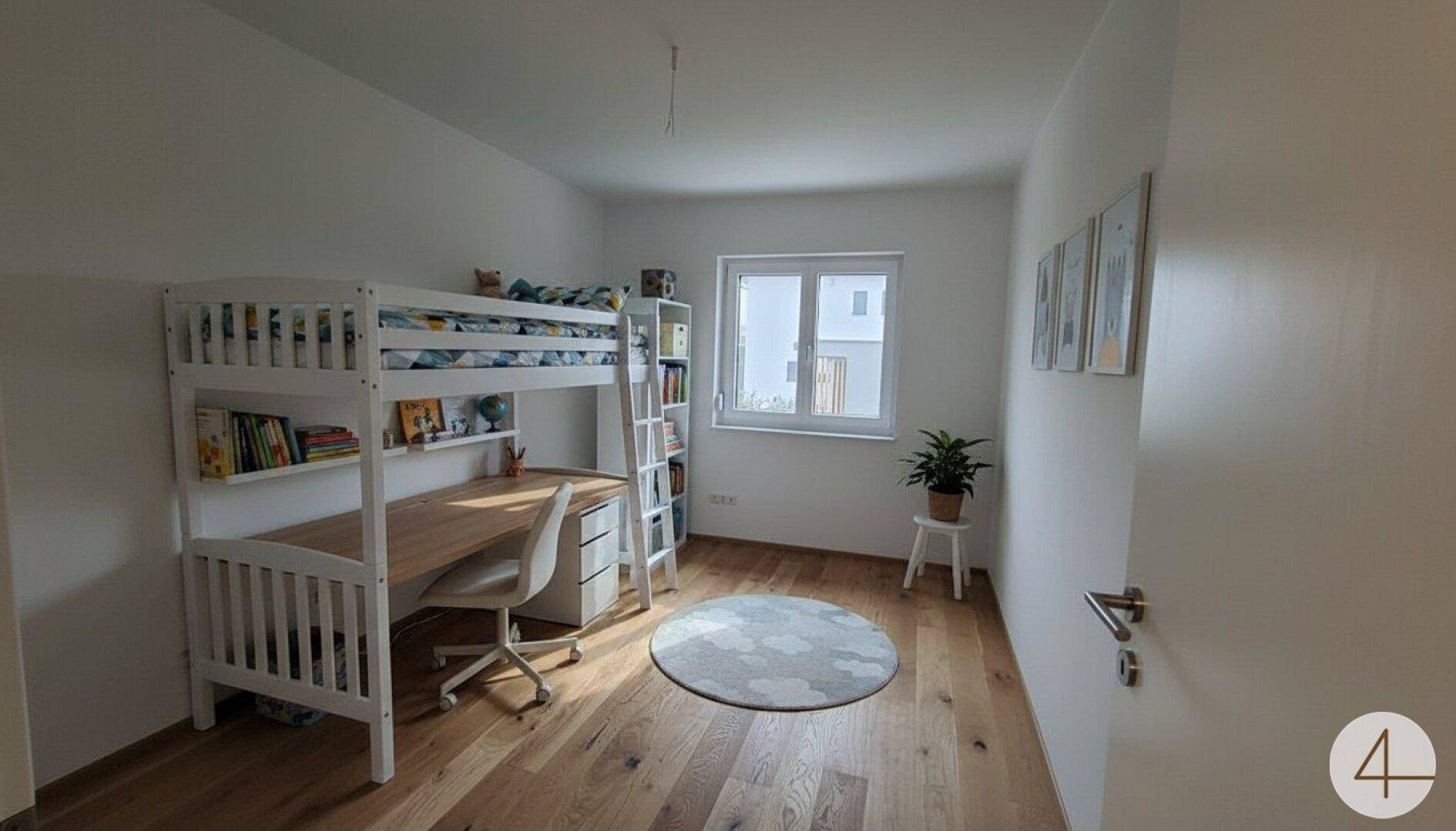 Helles Kinderzimmer mit Etagenbett, Schreibtisch und natürlichem Holzboden.