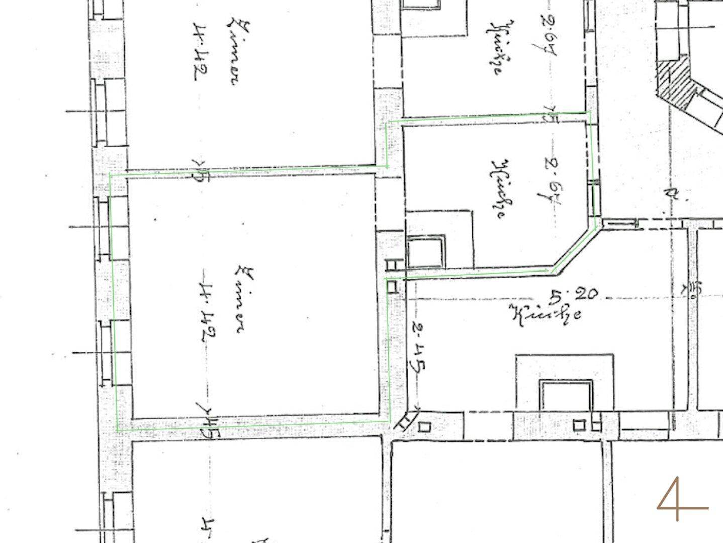 Handgezeichneter Grundrissplan mit der Aufteilung mehrerer Zimmer und Küchenbereiche.