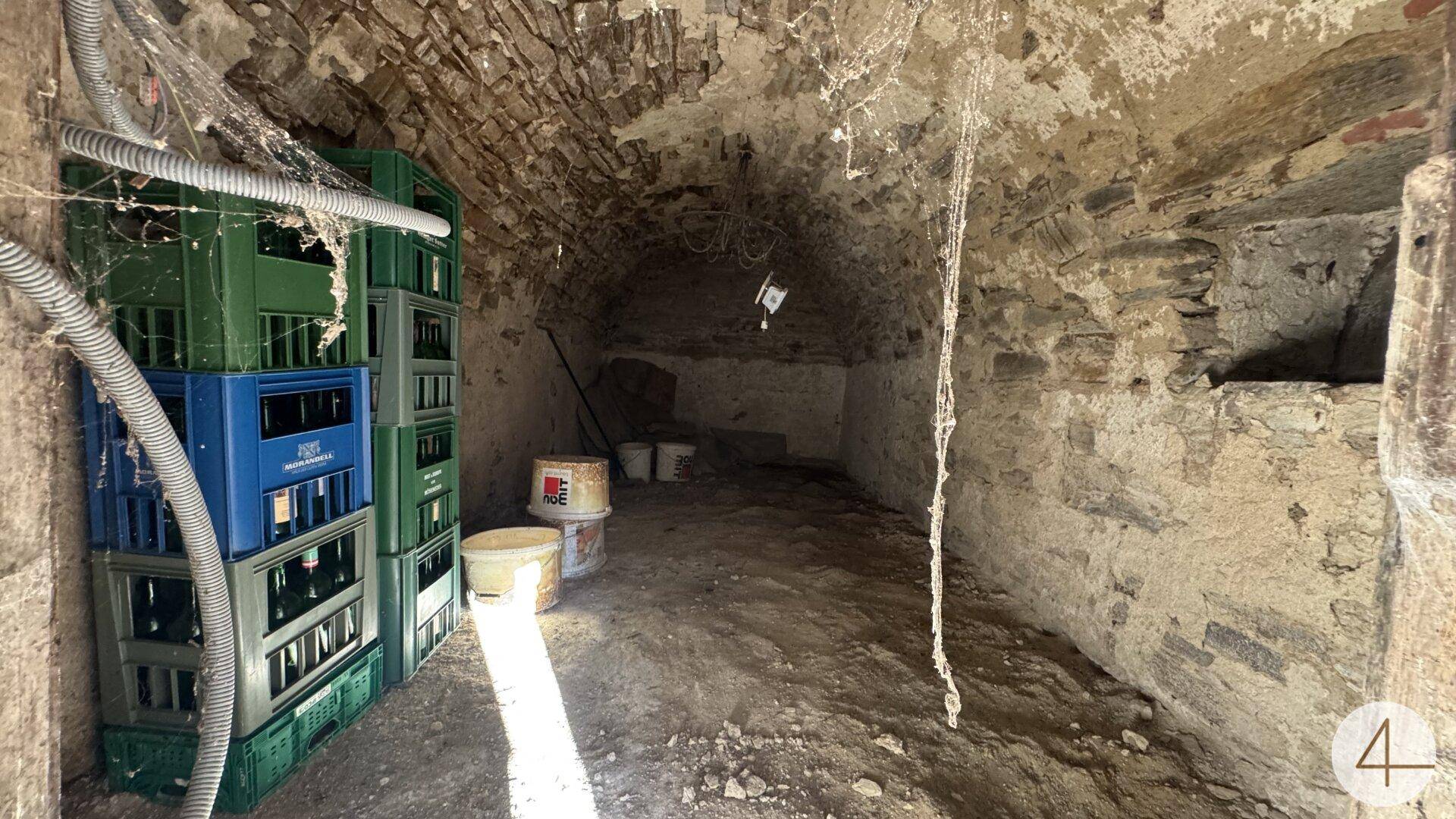 Historischer Gewölbekeller mit Steinmauern und Lagerfläche.
