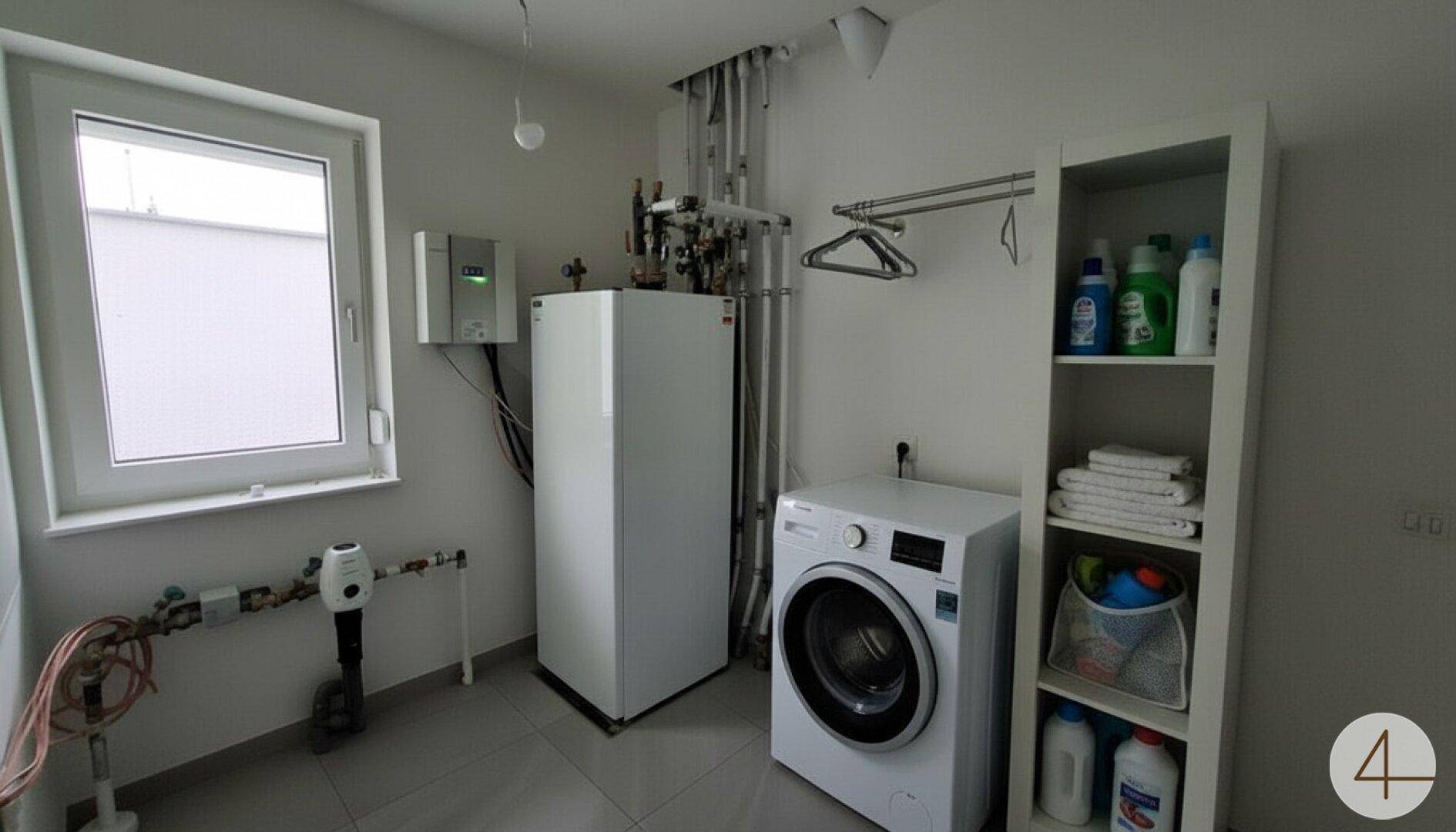Praktischer Hauswirtschaftsraum mit Waschmaschine, Heizungsanlage und Fenster.