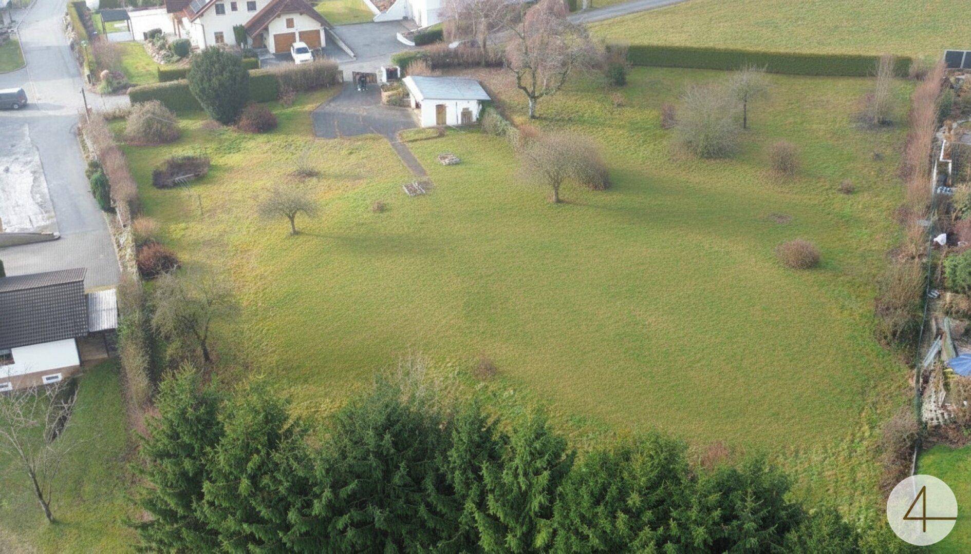 Luftaufnahme des weitläufigen, grünen Grundstücks, ideal für Neubauprojekte in ländlicher Lage.