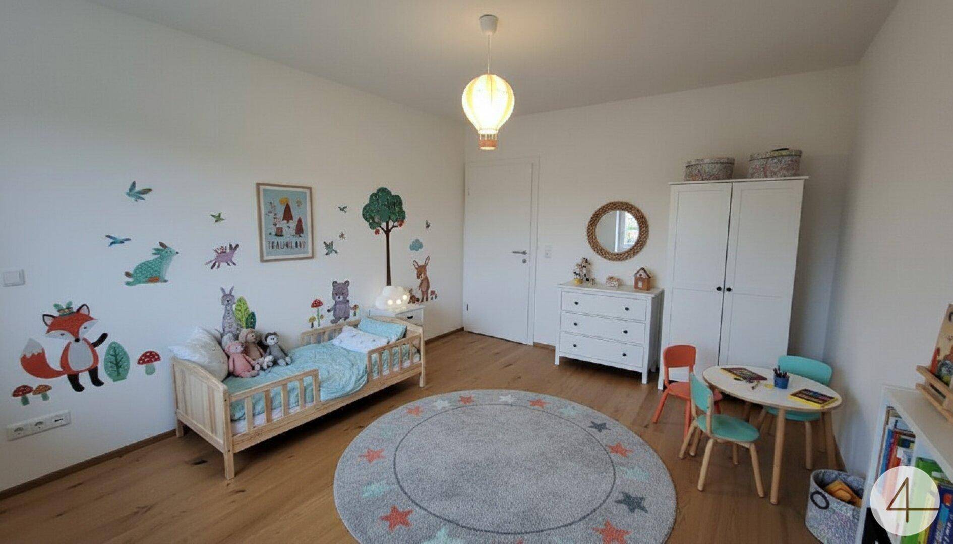Kinderzimmer mit Holzboden, kindgerechter Wanddekoration und kleinen Möbeln.