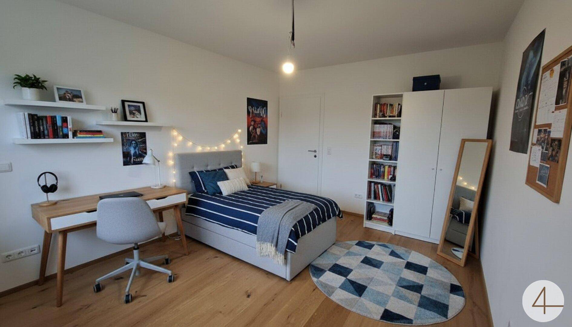 Helles Schlafzimmer mit Holzboden, Schreibtisch und einem Bücherregal, ideal für Jugendliche.
