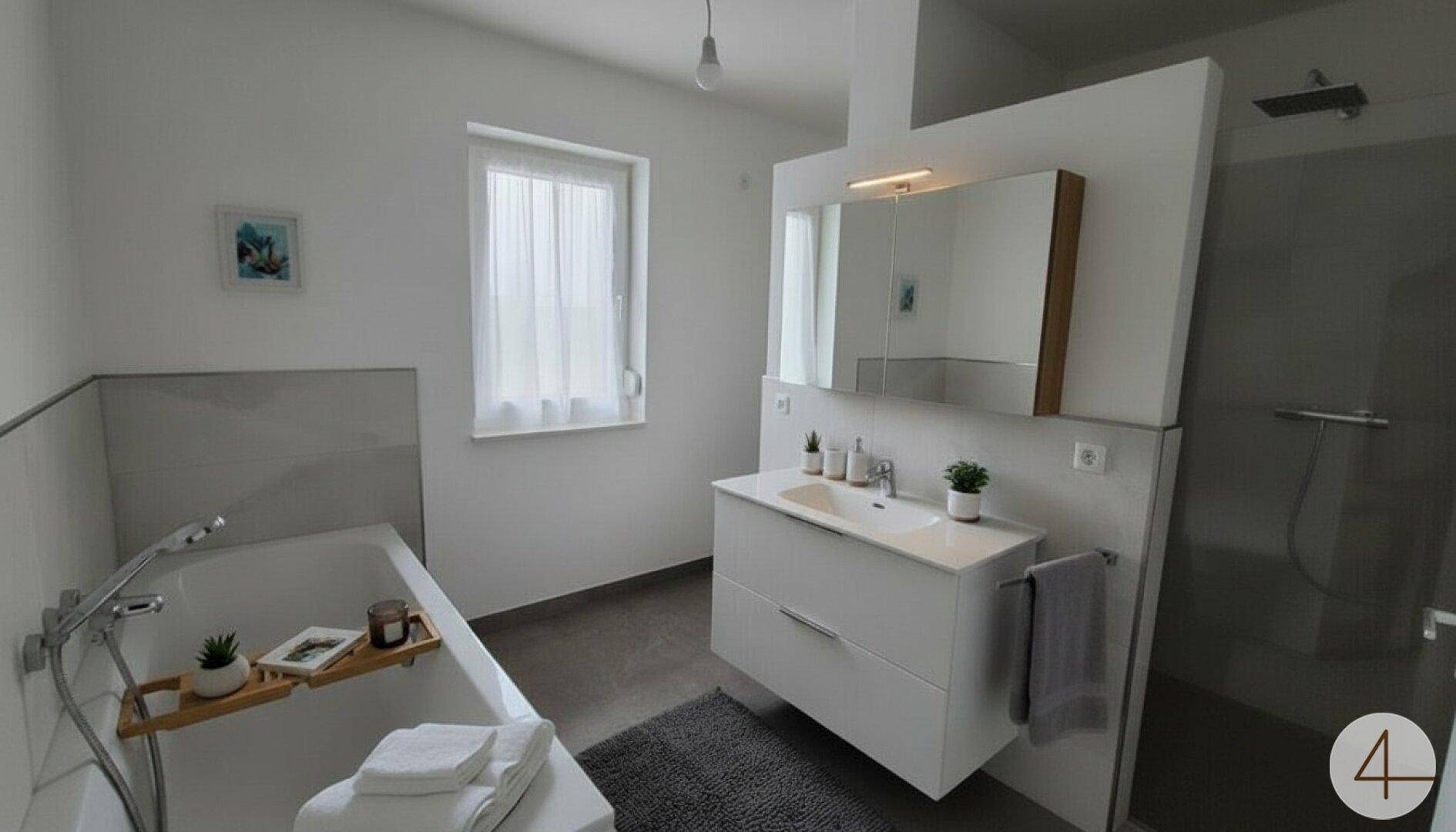 Modernes Badezimmer mit Badewanne, separater Dusche, Einzelwaschbecken und einem Fenster für Tageslicht.