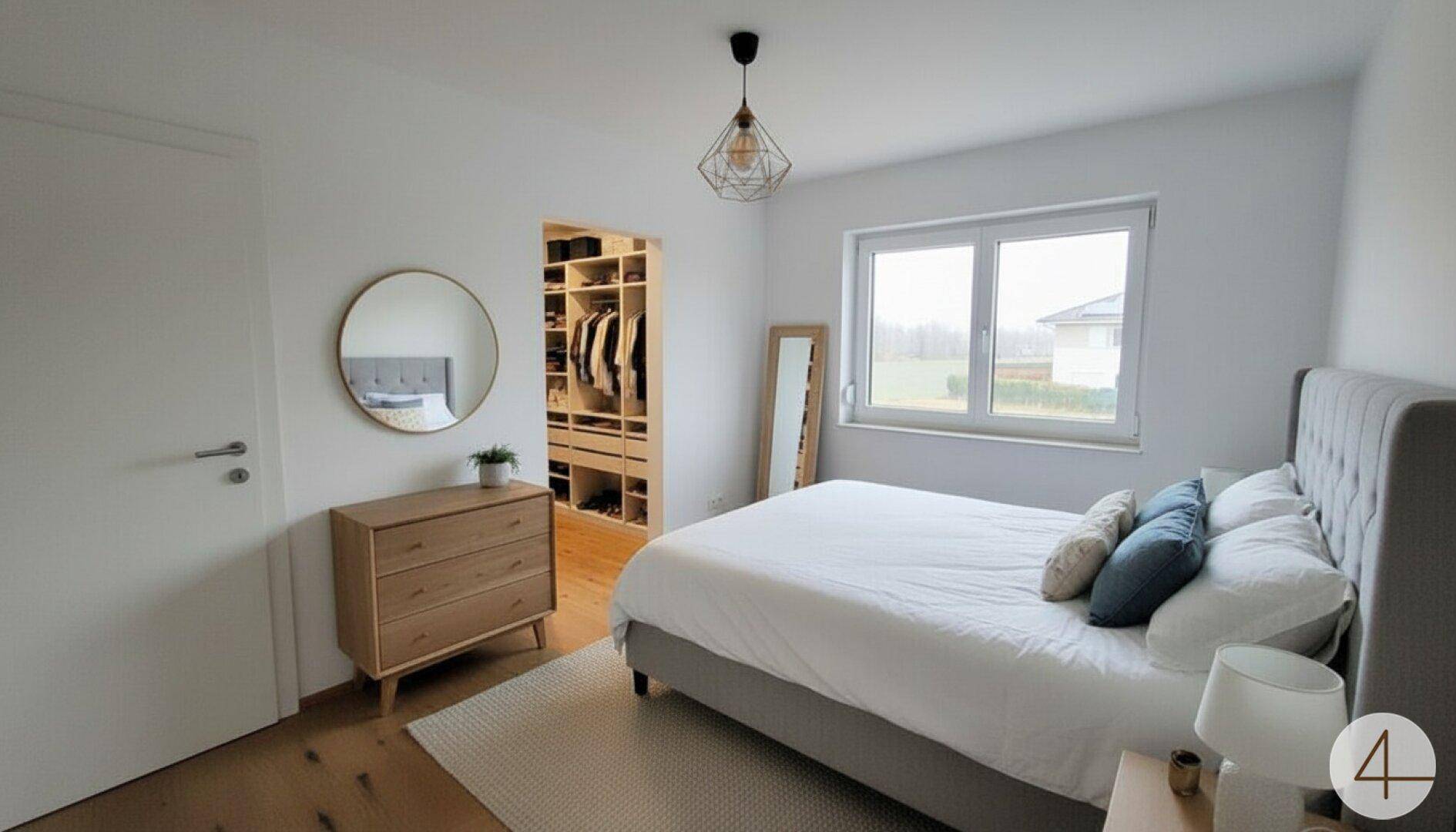 Helles Schlafzimmer mit Doppelbett, Holzboden und begehbarem Kleiderschrank.