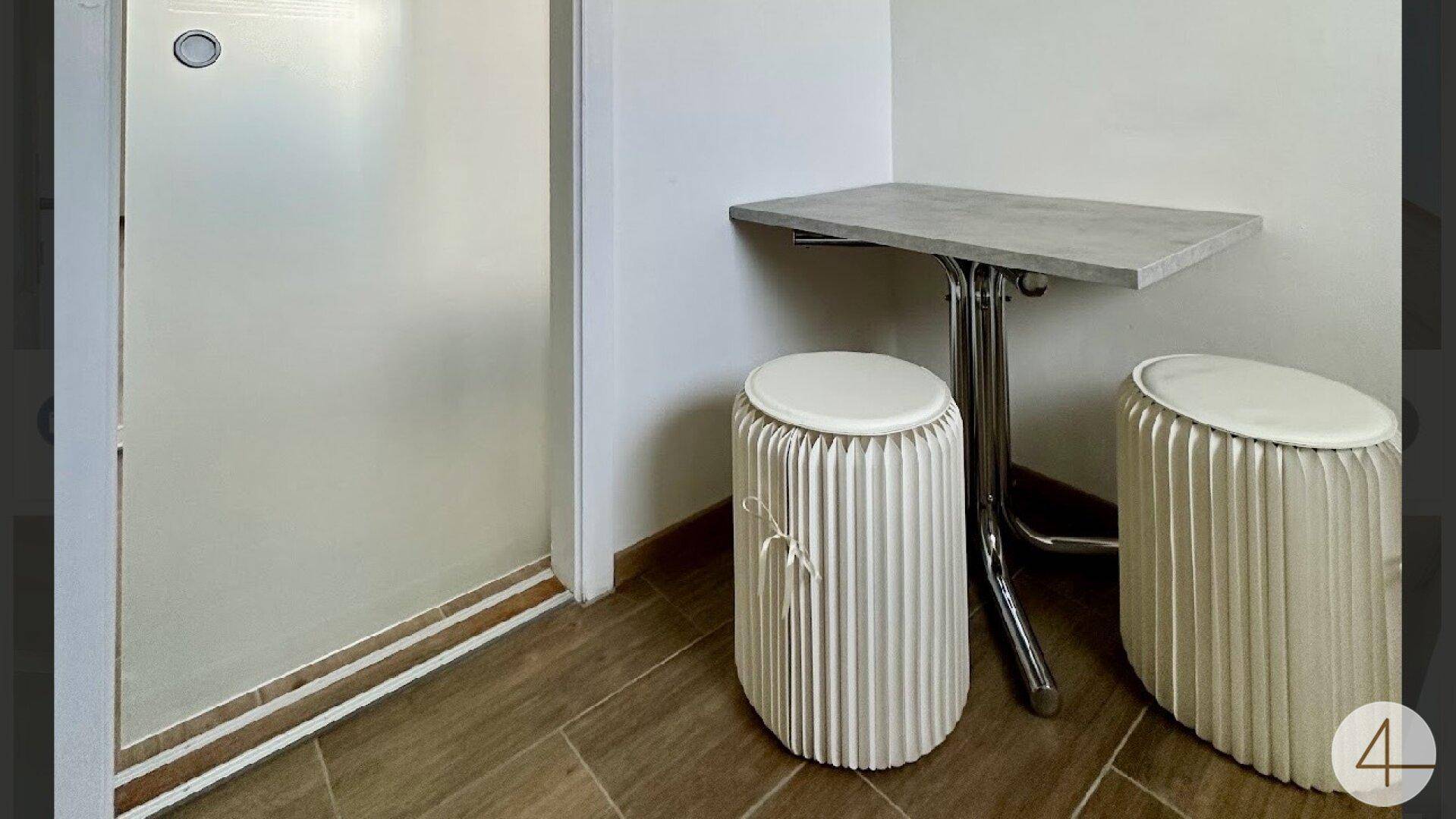 Kleiner Bereich mit Klapptisch und Hockern, ideal für eine kurze Pause.