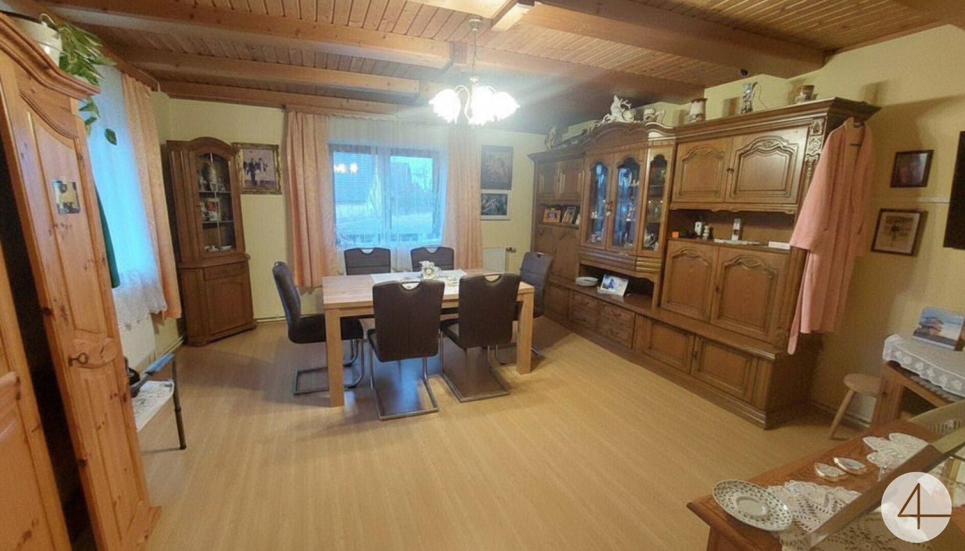 Geräumiger Essbereich mit Holzbalkendecke, großem Esstisch und traditionellen Möbeln.