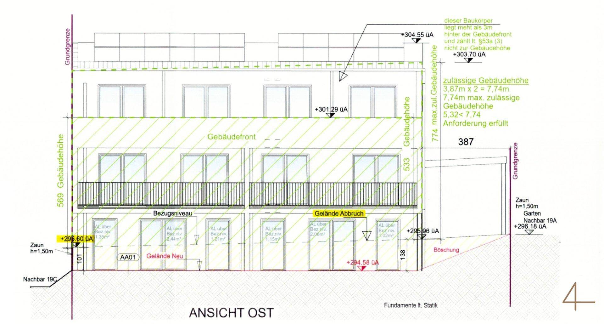 Architektonische Ansicht der Ostfassade eines modernen Mehrfamilienhauses mit Balkonen.