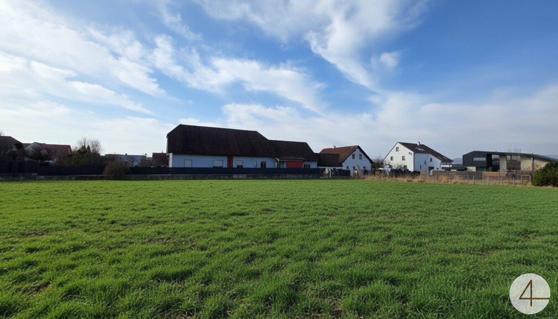 Ausgedehntes grünes Grundstück mit Blick auf die umliegende Bebauung an einem klaren Tag.