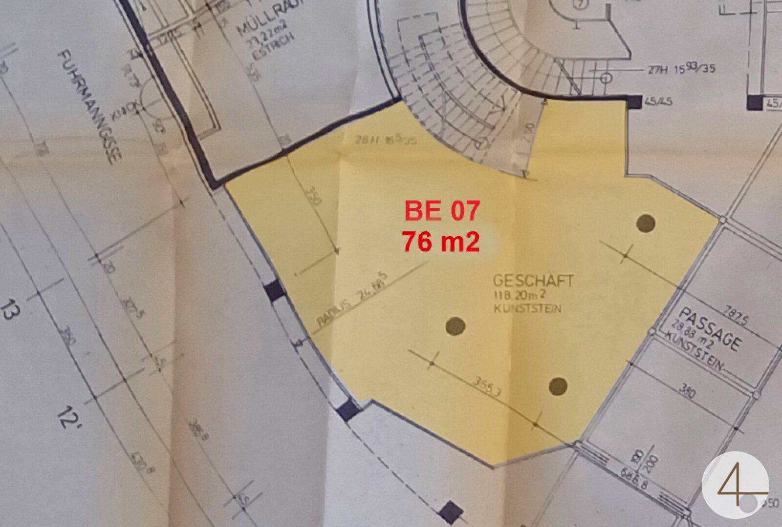 Grundrissplan eines Geschäftsraums mit einer Fläche von 76 m² und angrenzender Passage, ideal für Einzelhandel oder Büro.
