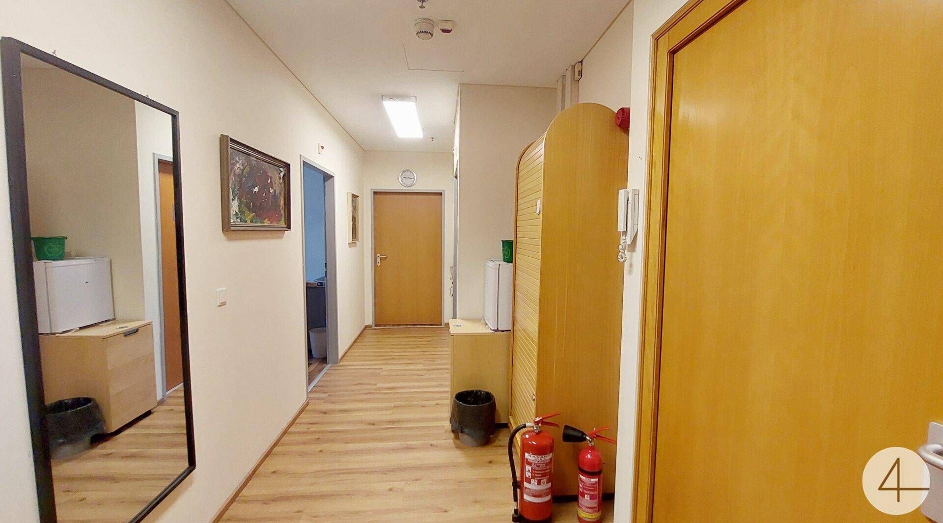 Attraktives Büro mit großen Fensterflächen - Mehr
