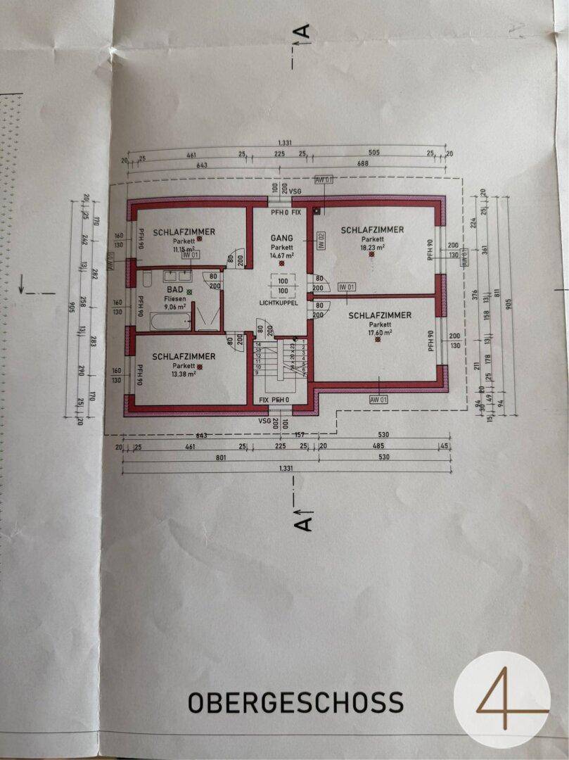 Grundriss des Obergeschosses mit drei Schlafzimmern und einem Badezimmer.