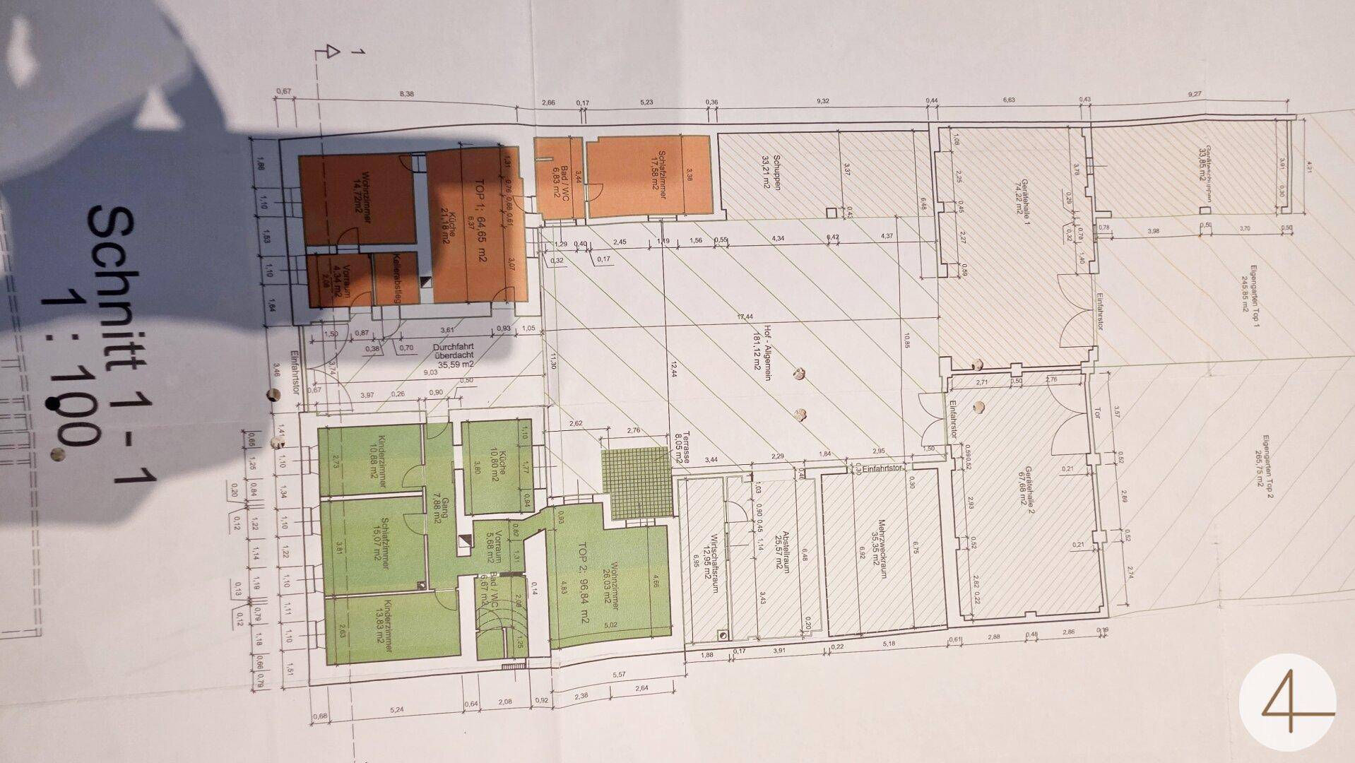 Grundrissplan mit verschiedenen farblich markierten Bereichen und Maßen.