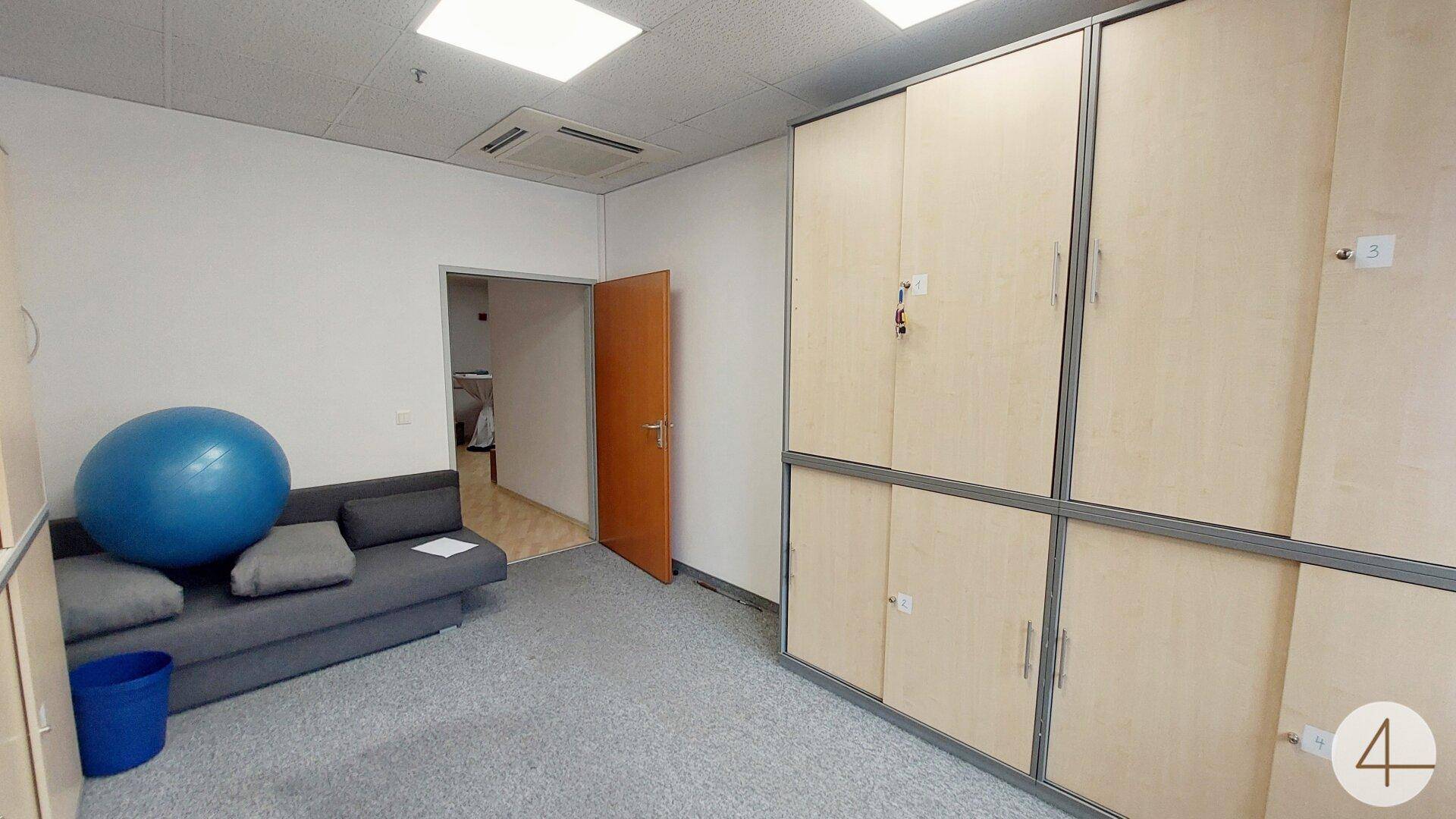 Kleiner Aufenthaltsraum mit Sofa und Schränken, ideal für kurze Pausen oder informelle Treffen.