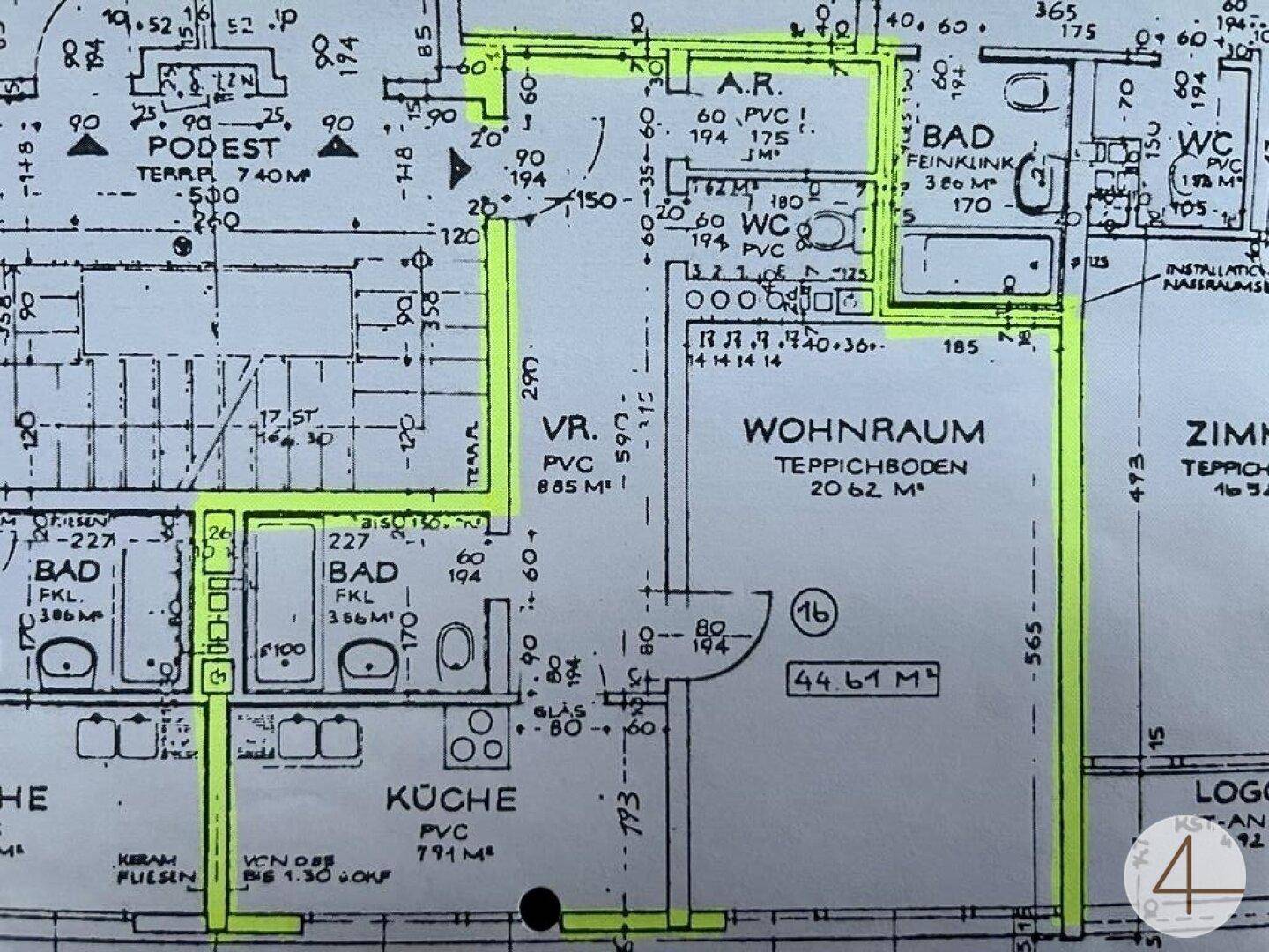 Detaillierter Grundriss einer Wohnung mit mehreren Bädern, Küche und Wohnraum.