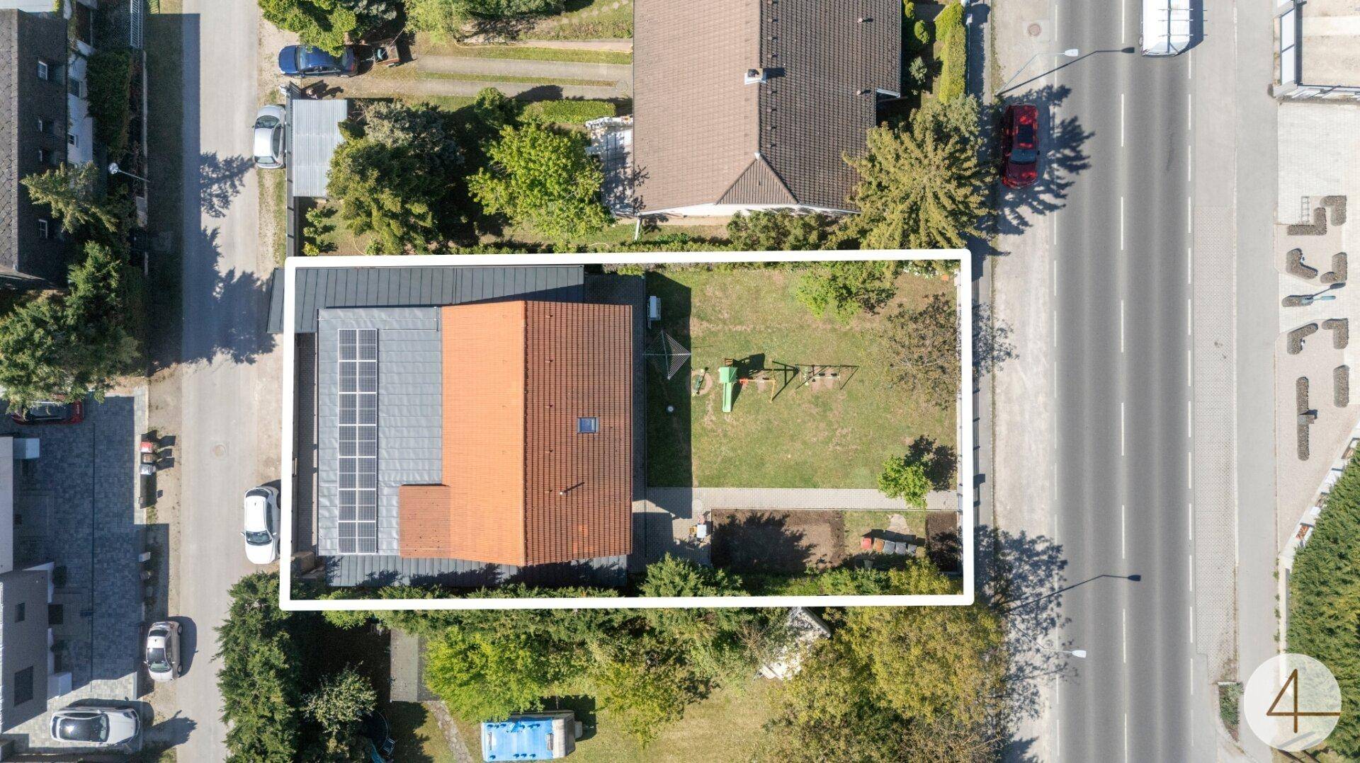 Draufsicht auf das Grundstück mit Haus, Garten, Spielplatz und Zufahrt.
