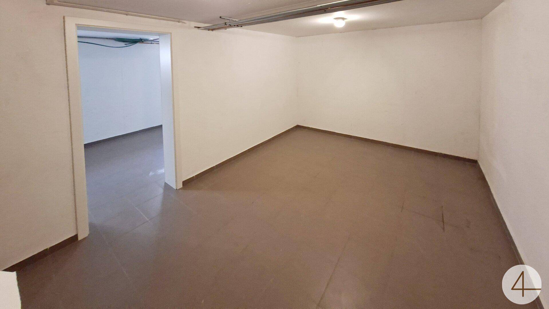 Geräumiger Kellerraum mit Fliesenboden, ideal als Abstell- oder Hobbyraum.