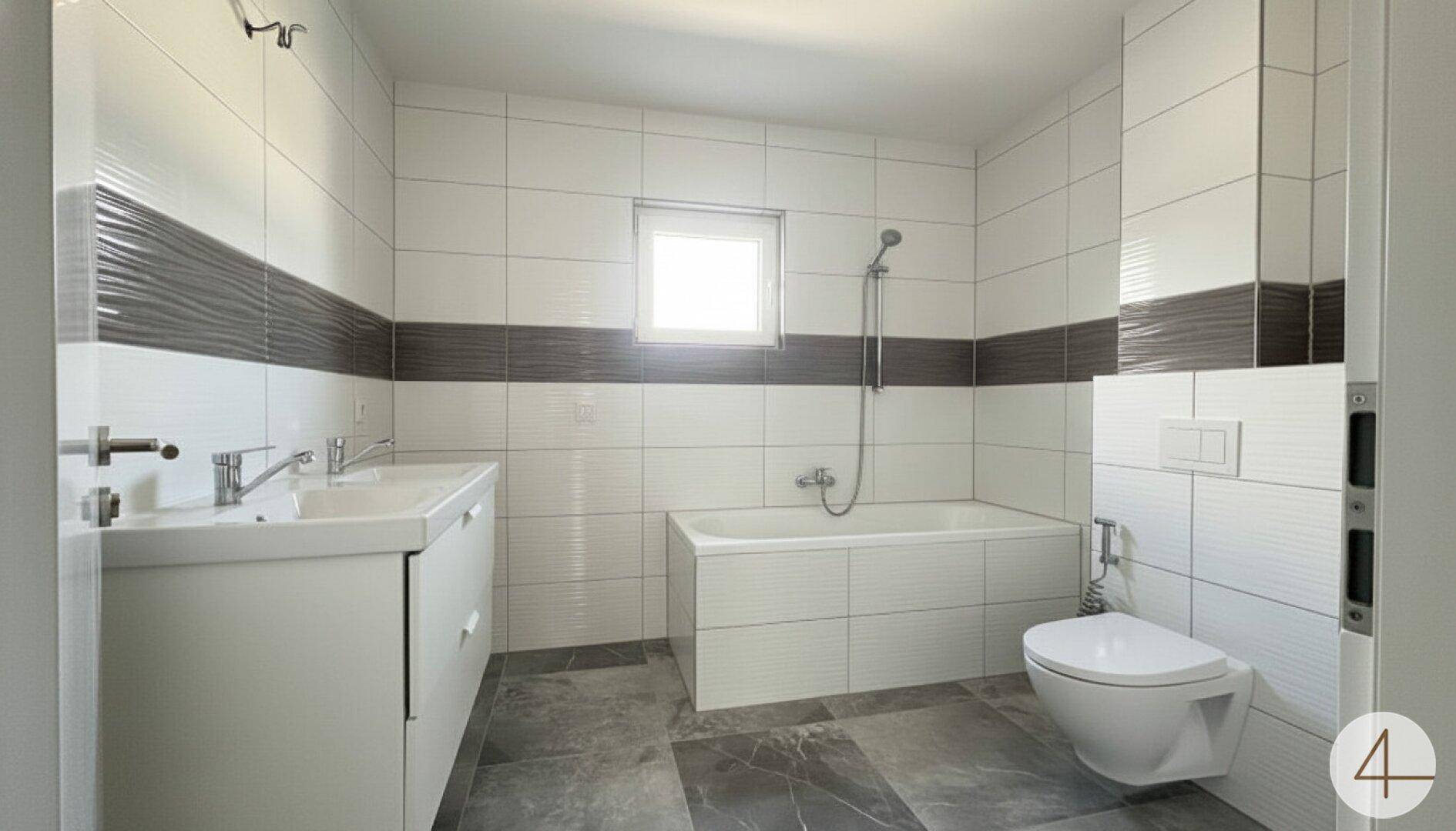 Modernes Badezimmer mit weißen und grauen Fliesen, Badewanne, Toilette und Waschbecken.
