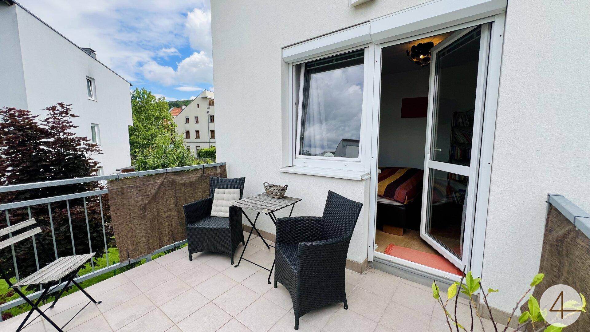 Kleiner Balkon mit Sitzgelegenheiten und Blick auf die Umgebung, zugänglich vom Schlafzimmer.