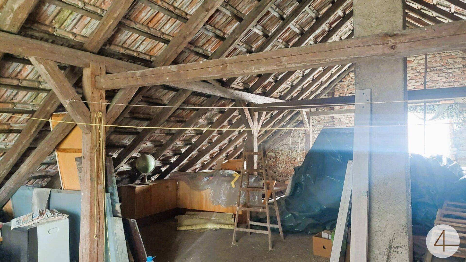 Dachboden mit sichtbaren Holzbalken und Dachkonstruktion, bietet viel Ausbaupotenzial.