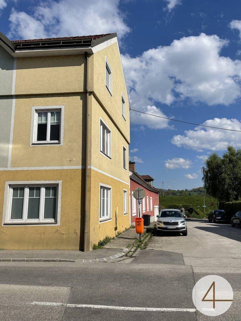 Seitenansicht des gelben Gebäudes an der Straße mit Blick auf die umliegende Landschaft.