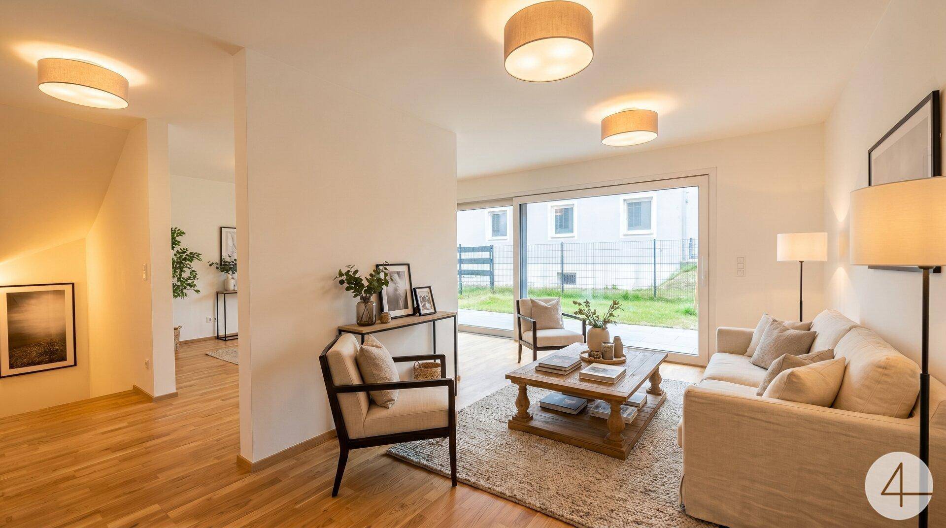 Helles Wohnzimmer mit Holzfußboden, gemütlichen Möbeln und Zugang zu einem kleinen Garten.