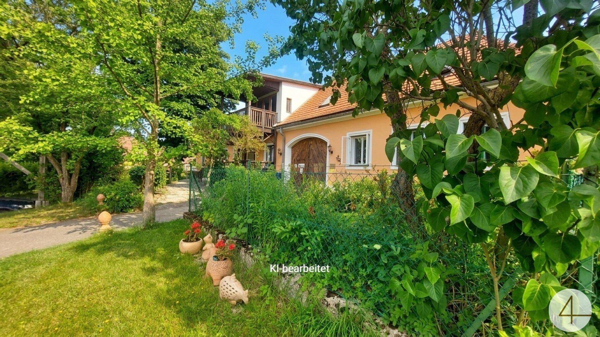 Blick auf das charmante Landhaus mit üppigem Grün, Bäumen und einem Gartenweg, der zum Eingang führt.
