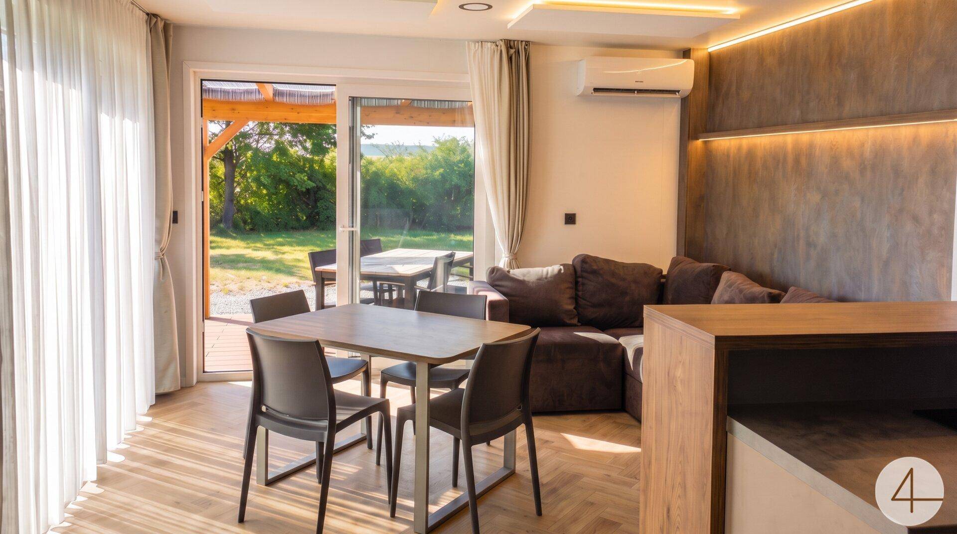 Heller Wohn- und Essbereich mit Zugang zur Terrasse und moderner Klimaanlage.