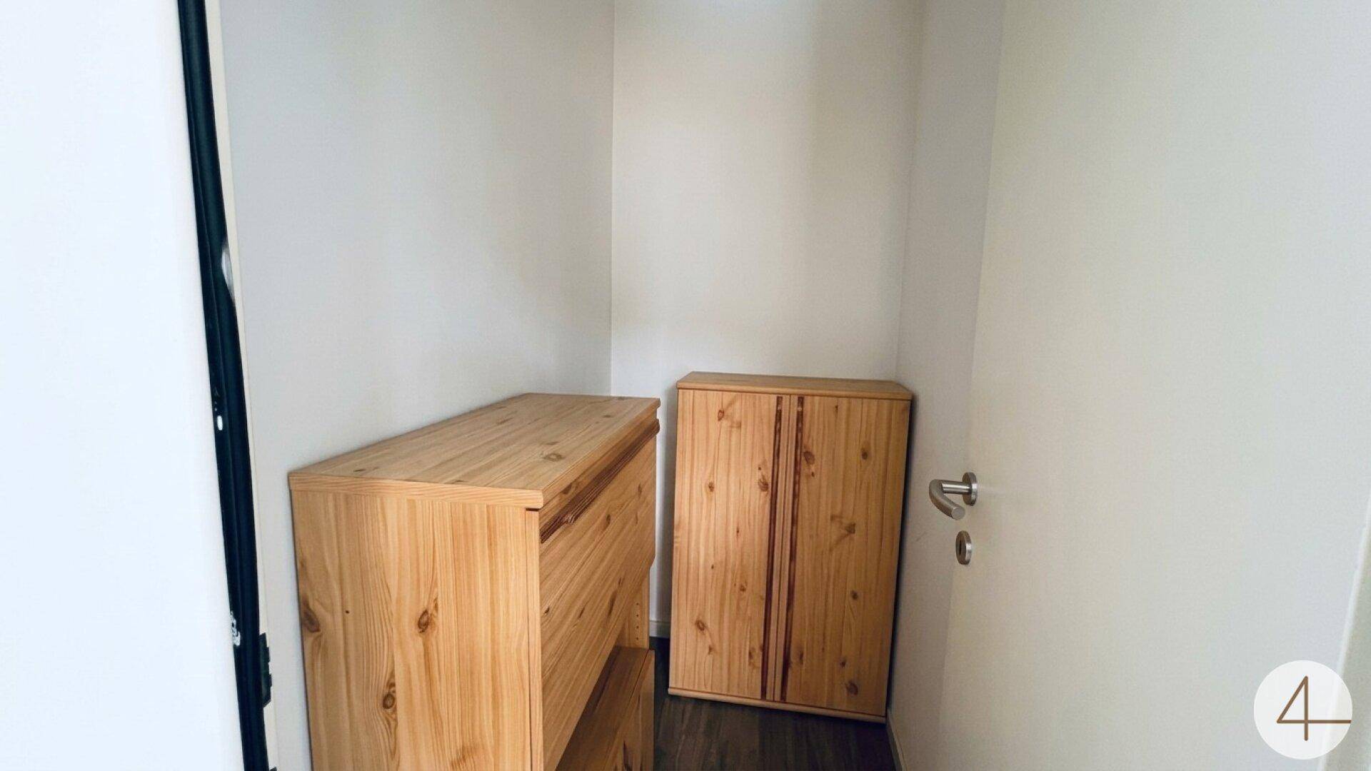 Praktischer Abstellraum mit zwei Holzschränken für zusätzlichen Stauraum.