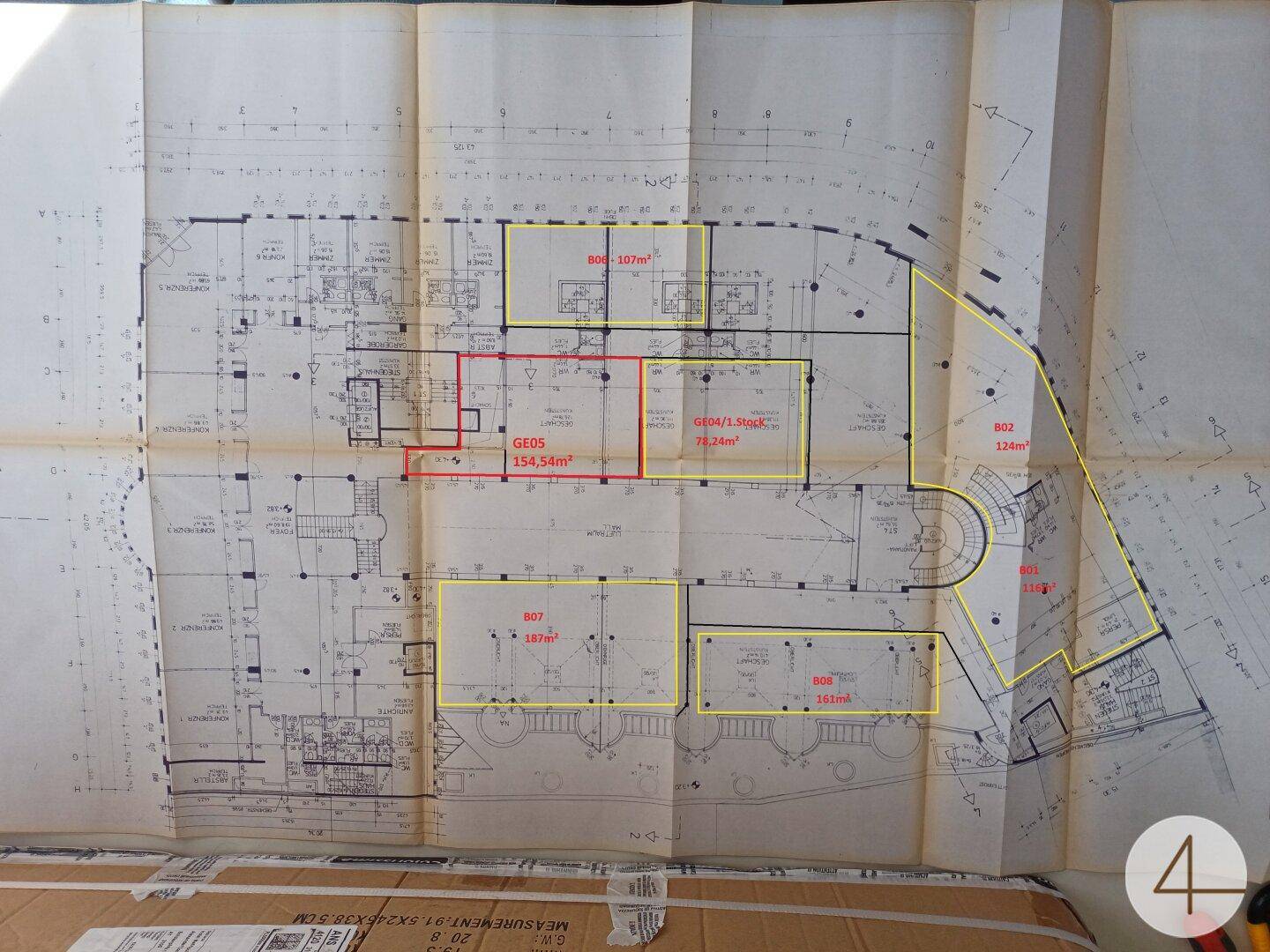 Detaillierter Grundrissplan mit farblich hervorgehobenen Bereichen und Flächenangaben des Gebäudes.