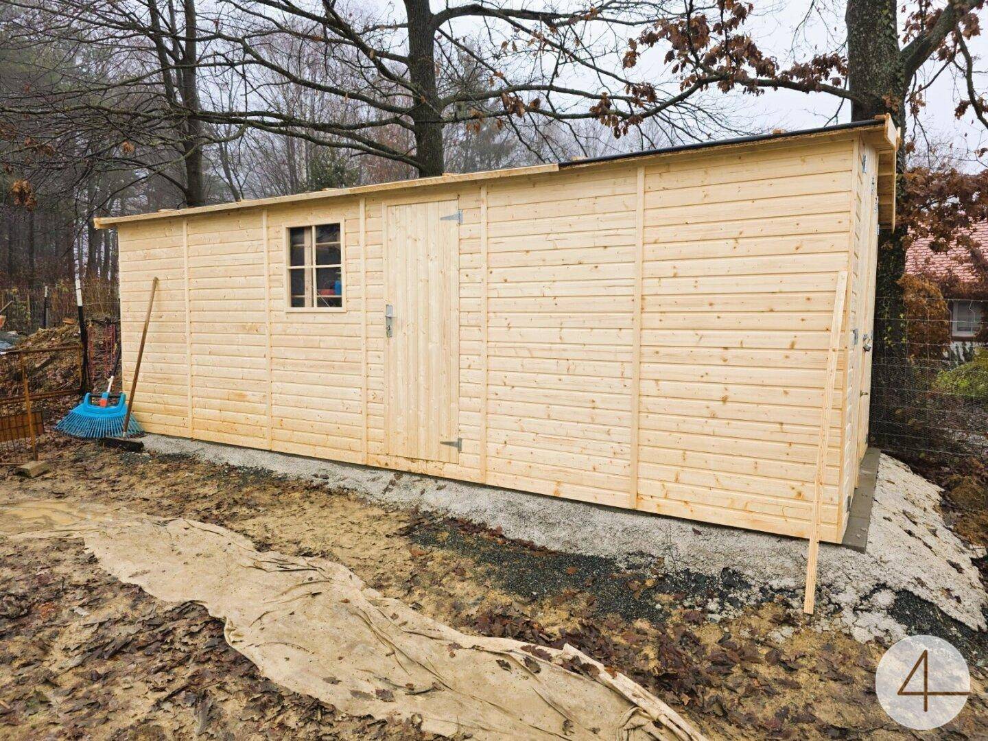 Neuer Holzschuppen im Gartenbereich, ideal für Werkzeuge und Gartengeräte.
