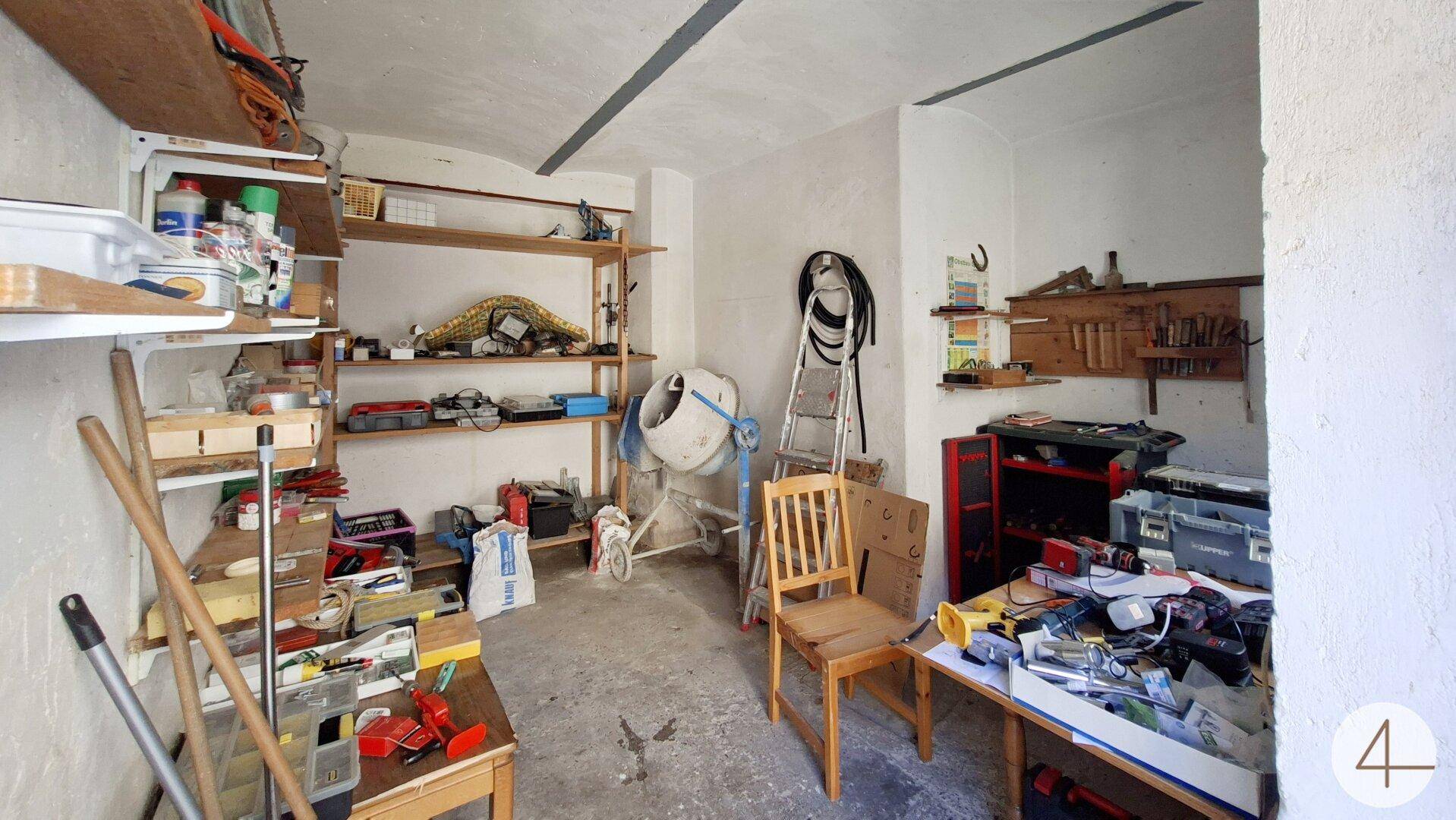 Praktischer Werkstattraum im Keller mit Regalen, Werkzeugen und Baumaterialien für Projekte.