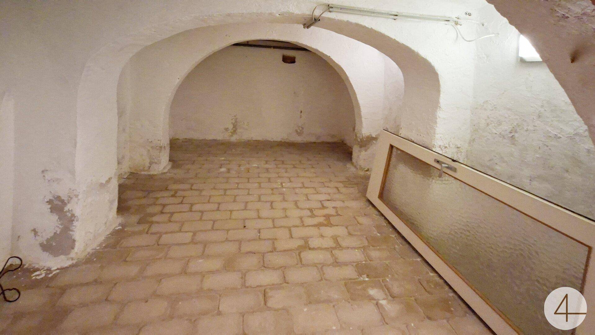 Historischer Kellerraum mit Gewölbedecken und Ziegelboden, ideal als Lagerfläche nutzbar.