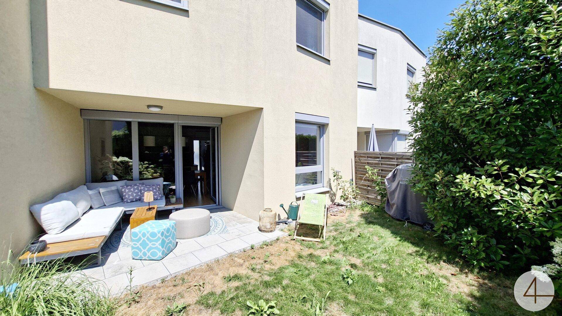 Gemütliche Terrasse mit Sitzgelegenheiten und kleinem Gartenbereich am Haus.