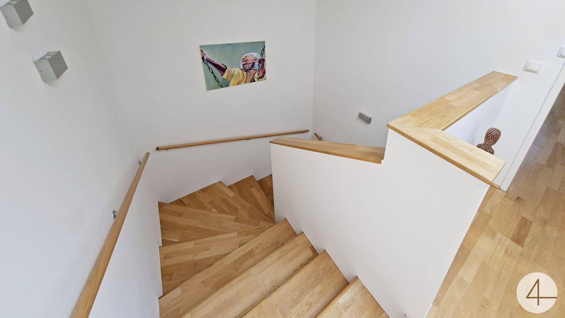 Holztreppe führt in die oberen Etagen des Hauses.