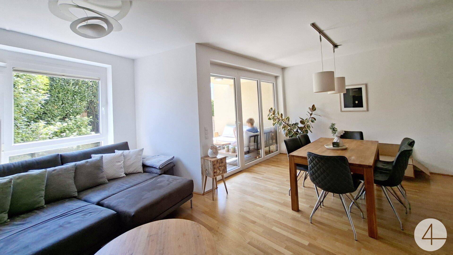 Essbereich mit Holztisch und Stühlen, direktem Zugang zur Terrasse und viel Licht.