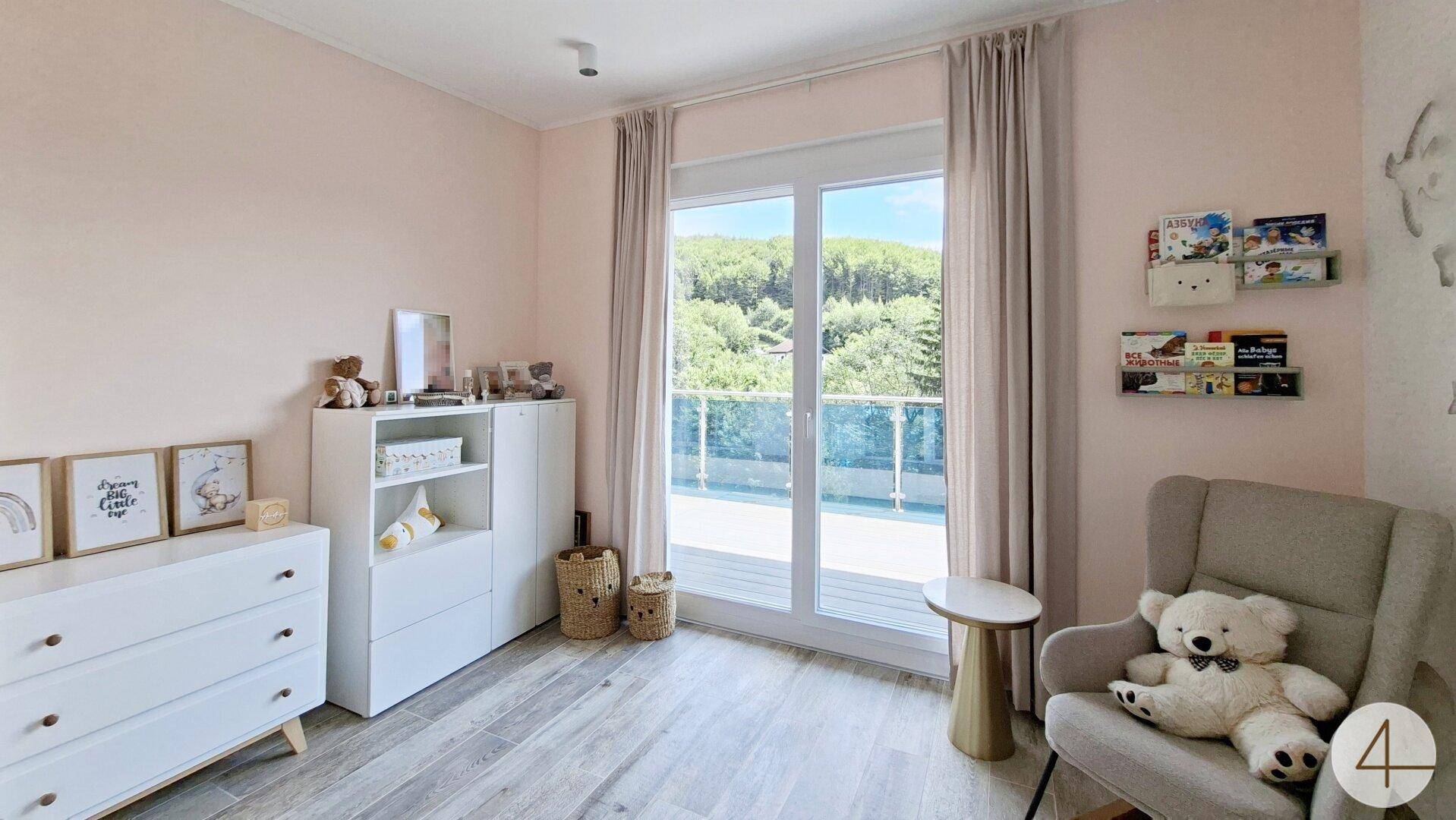 Kinderzimmer mit Fensterfront, Babybett und Stauraum, hell und funktional.