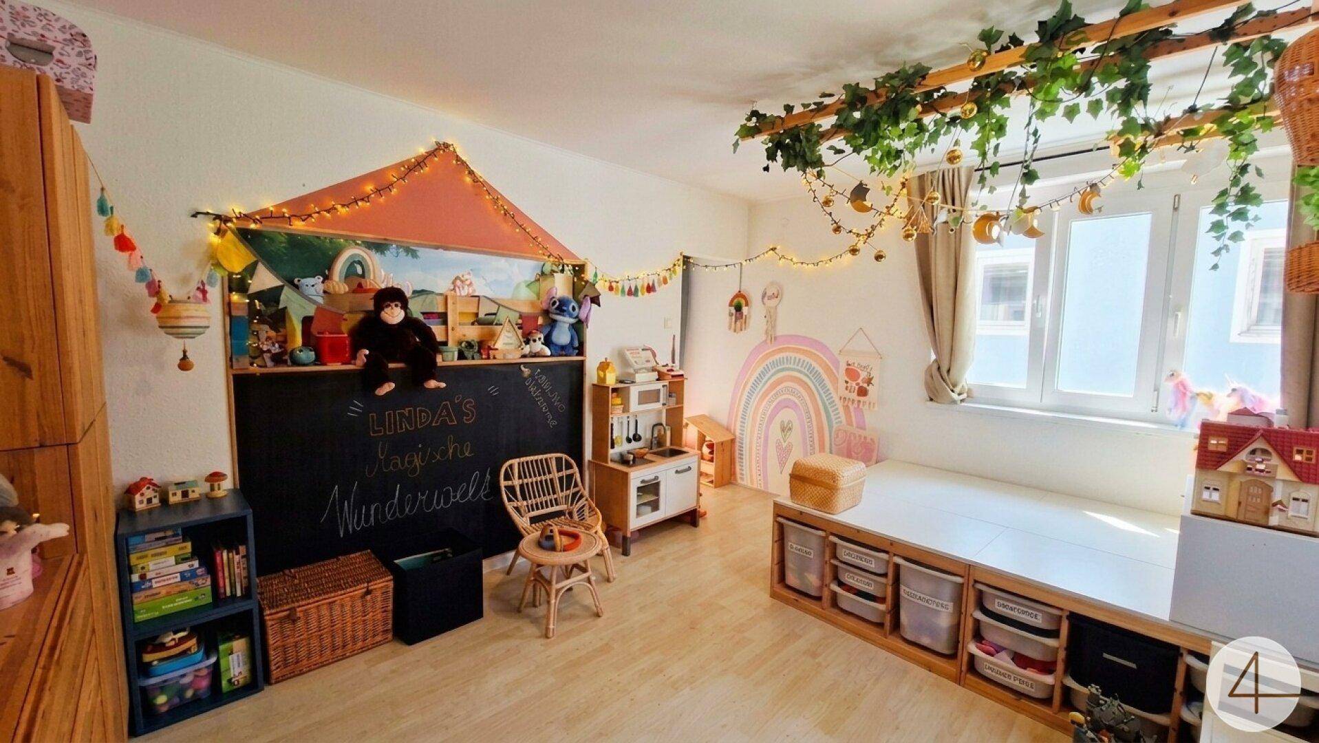 Farbenfrohes Kinderzimmer mit Spielbereich, Kreidetafel und kreativer Dekoration.