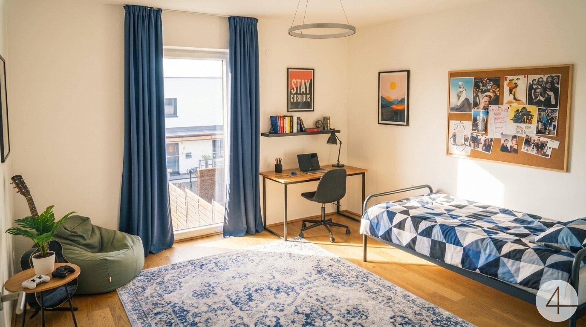 Jugendzimmer mit Einzelbett, Schreibtisch, blauen Vorhängen und Zugang zu einem französischen Balkon.