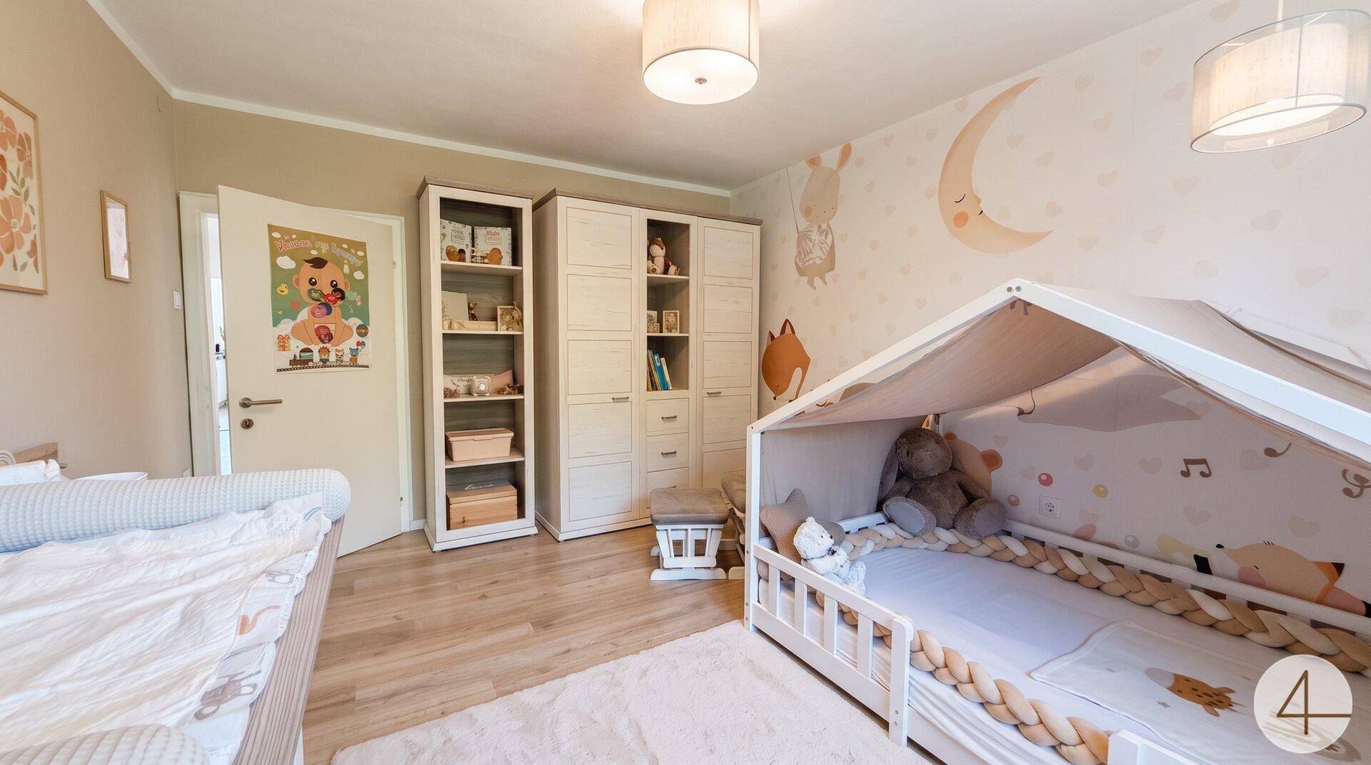 Gemütliches Kinderzimmer mit einem Hausbett, Spielzeug und kindgerechter Wanddekoration.