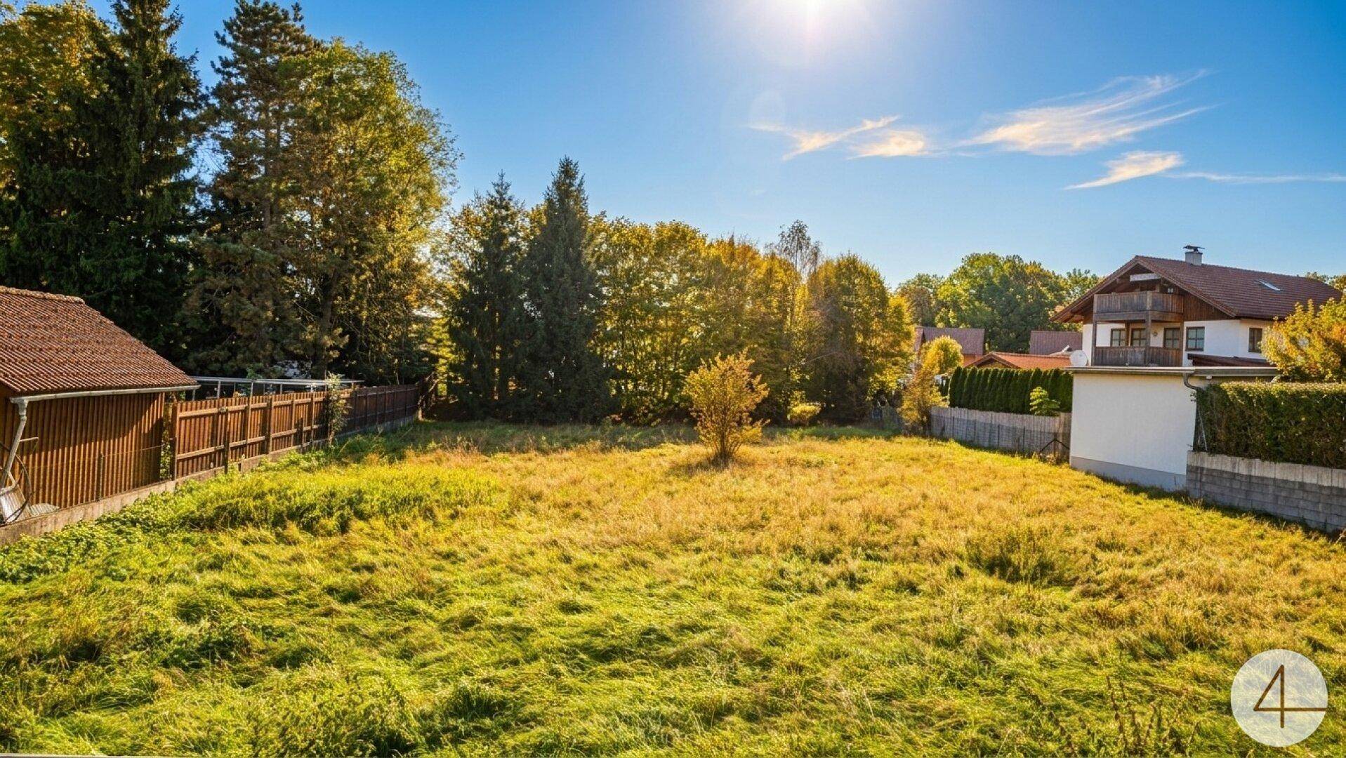 Sonniges Grundstück mit Wiese und umliegenden Wohnhäusern, ideal für Neubauprojekte.
