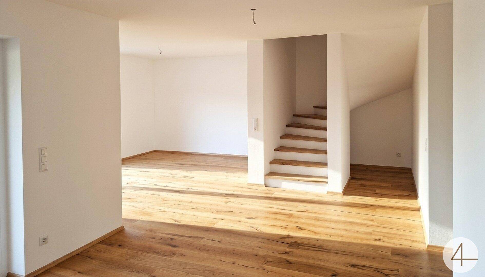 Heller, offener Wohnbereich mit neuem Holzboden und einer modernen Holztreppe, die in das Obergeschoss führt.