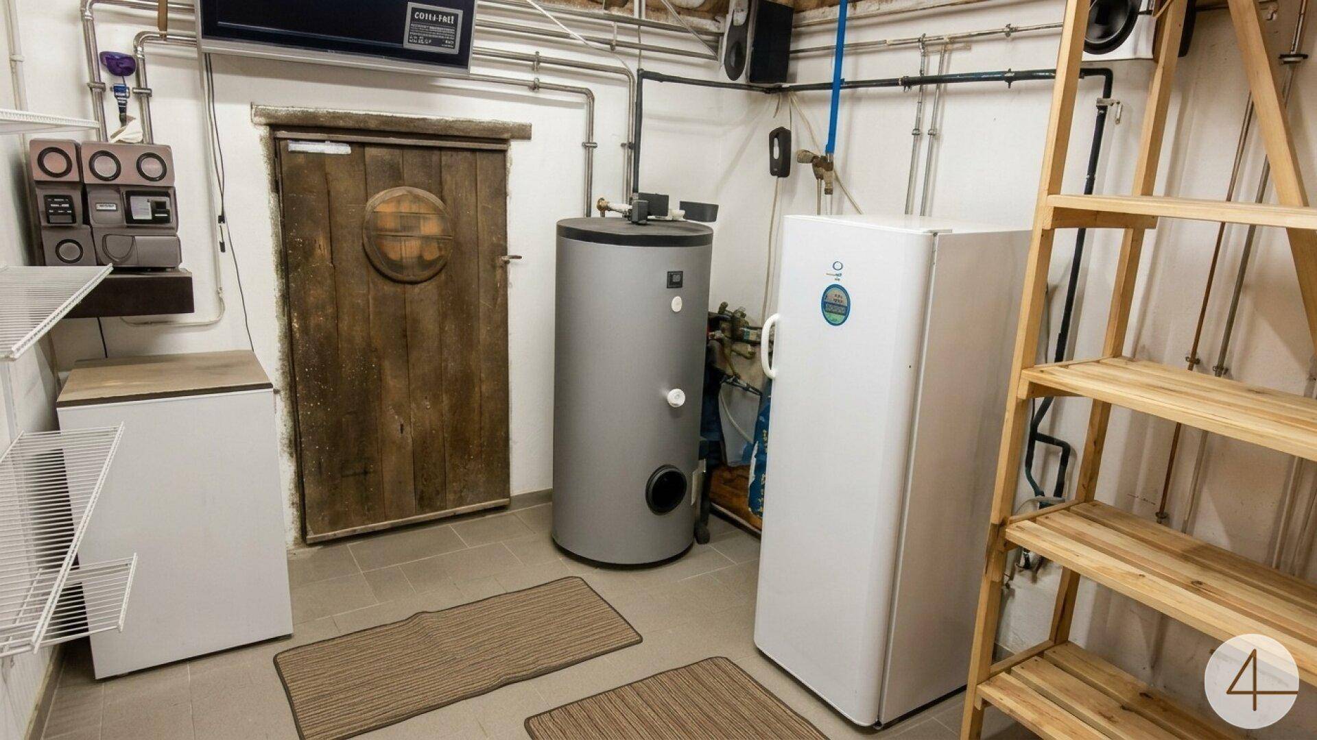 Kellerraum mit Warmwasserspeicher, Regalen und Waschmaschine.